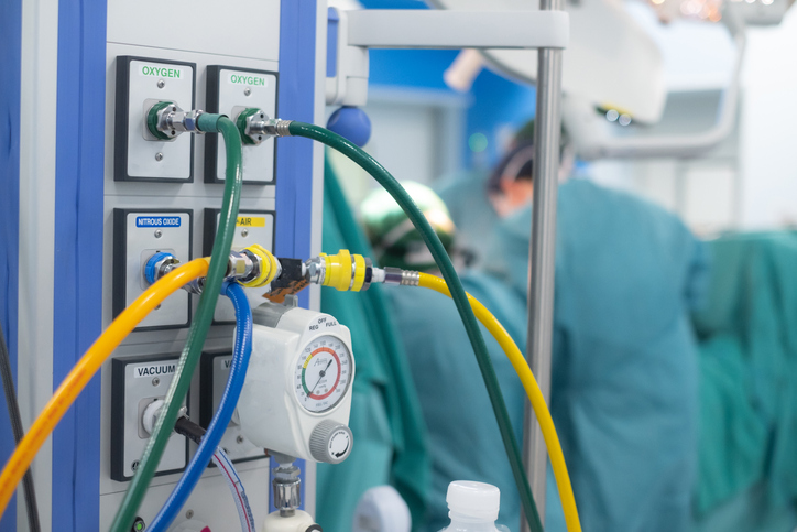 Pipe line oxygen and vacuum adaptor on the wall for helping patient in operating room.